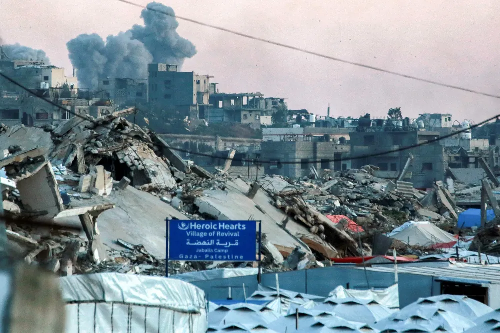 Những cột khói bốc lên từ cuộc pháo kích của Israel vào phía đông thành phố Gaza vào thứ 14/4/2025.