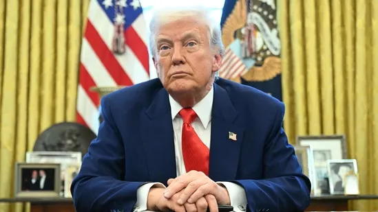 Tổng thống Hoa Kỳ Donald Trump nhìn về phía sau khi ký một sắc lệnh hành pháp tại Phòng Bầu dục của Nhà Trắng.