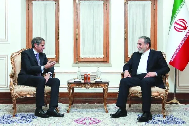Bộ trưởng Ngoại giao Iran Abbas Araqchi gặp Tổng Giám đốc Cơ quan Năng lượng Nguyên tử Quốc tế Rafael Grossi tại Tehran ngày 16/4.