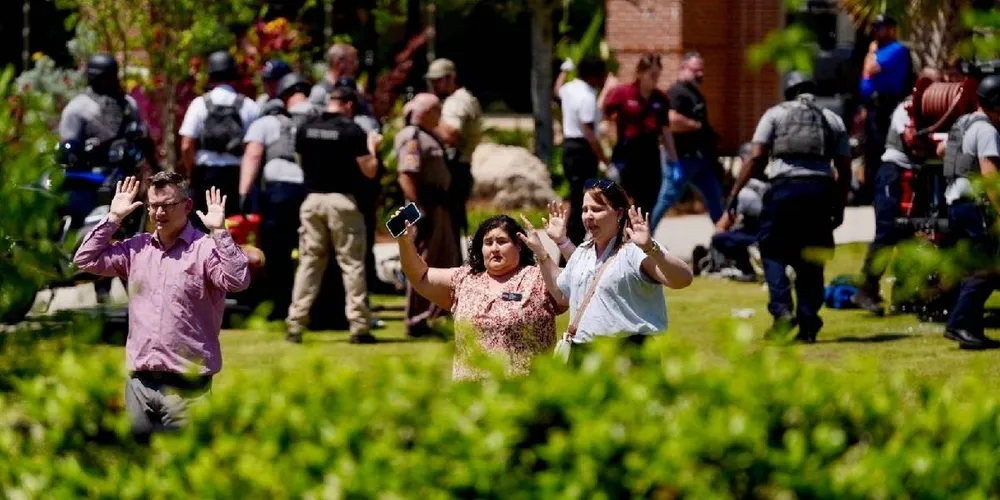 Mọi người di tản khỏi khuôn viên trường Đại học bang Florida (FSU) sau vụ xả súng hàng loạt ở Tallahassee, Florida, Hoa Kỳ, vào ngày 17 tháng 4 năm 2025.