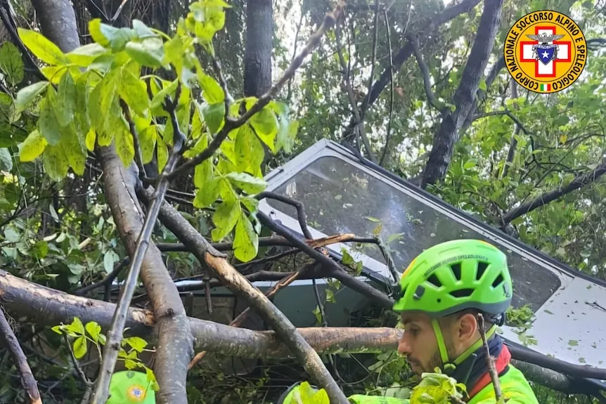 Lực lượng cứu hộ trên núi cao của Ý đang ứng phó với vụ tai nạn tại Monte Faito ở thị trấn Castellammare di Stabia. ( AP: Soccorso Alpino e Speleologico )