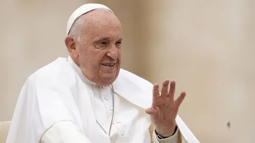 Đức Giáo hoàng Phanxicô vẫy tay chào các tín đồ vào cuối buổi tiếp kiến chung hàng tuần của ngài tại Quảng trường Thánh Peter, tại Vatican, thứ Tư, ngày 8 tháng 5 năm 2024.