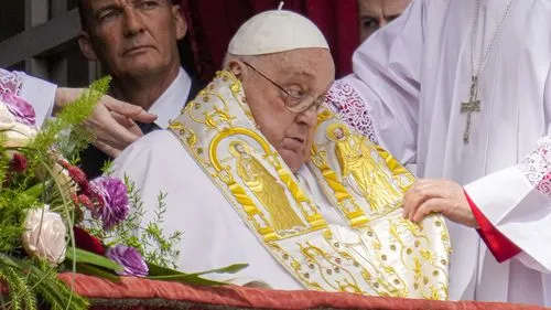 Đức Giáo hoàng Phanxicô xuất hiện tại sảnh trung tâm của Vương cung thánh đường Thánh Peter để ban phép lành Urbi et Orbi (tiếng Latin có nghĩa là cho thành phố và thế giới) vào cuối thánh lễ Phục sinh do Đức Hồng y Angelo Comastri chủ trì tại Quảng trường Thánh Peter ở Vatican vào Chủ Nhật, ngày 20/4/2025.