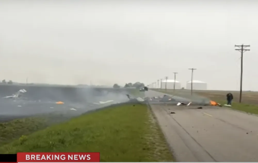 Máy bay đâm vào đường dây điện, không ai sống sót 