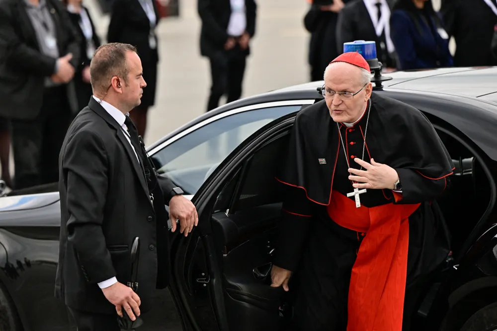 Đức Hồng y Peter Erdo đến dự lễ chia tay của Đức Giáo hoàng Phanxicô tại Sân bay quốc tế Budapest Ferenc Liszt, tại Budapest, Hungary, ngày 30 tháng 4 năm 2023.