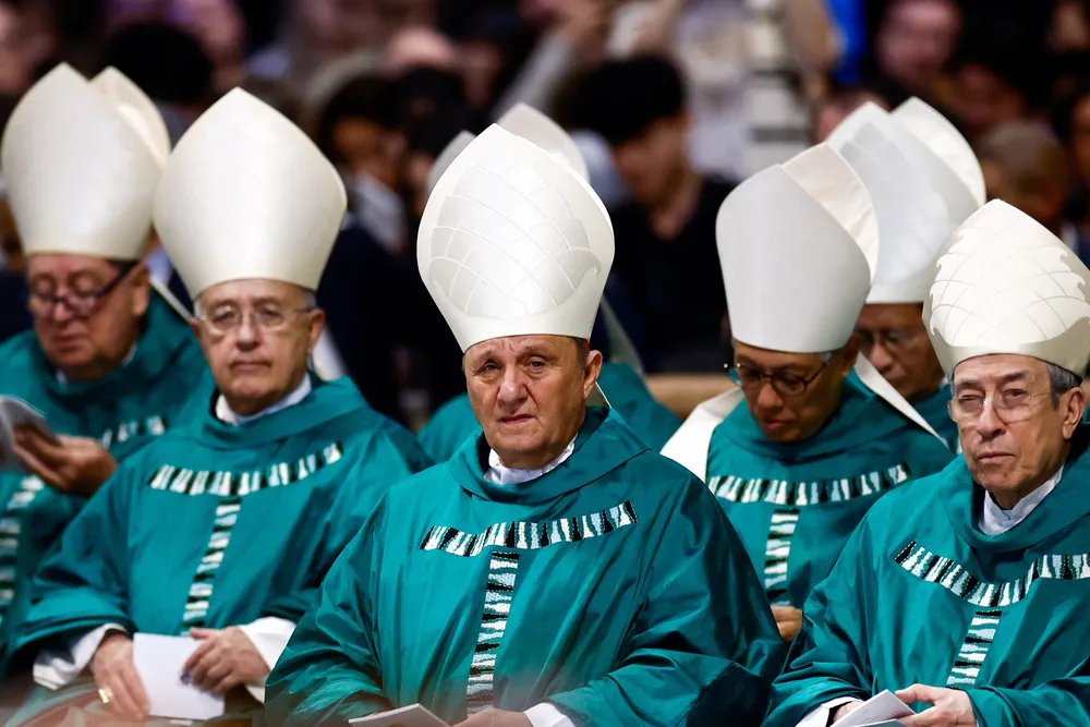 Tổng thư ký Thượng hội đồng giám mục Hồng y Mario Grech ngồi khi Đức Giáo hoàng Phanxicô chủ trì Thánh lễ bế mạc Thượng hội đồng giám mục, tại Vương cung thánh đường Thánh Phêrô ở Vatican, ngày 29 tháng 10 năm 2023.