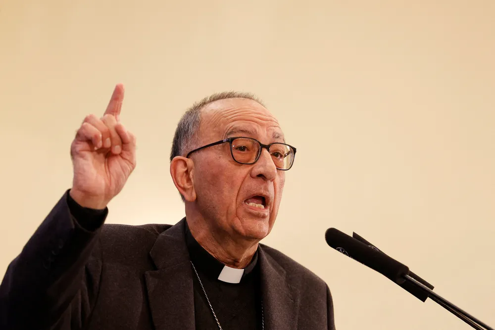 Đức Hồng y Juan Jose Omella, Tổng giám mục Barcelona và Chủ tịch Hội đồng Giám mục Tây Ban Nha, trả lời các câu hỏi của các nhà báo trong một cuộc họp báo tại Madrid, Tây Ban Nha, ngày 12 tháng 12 năm 2023.