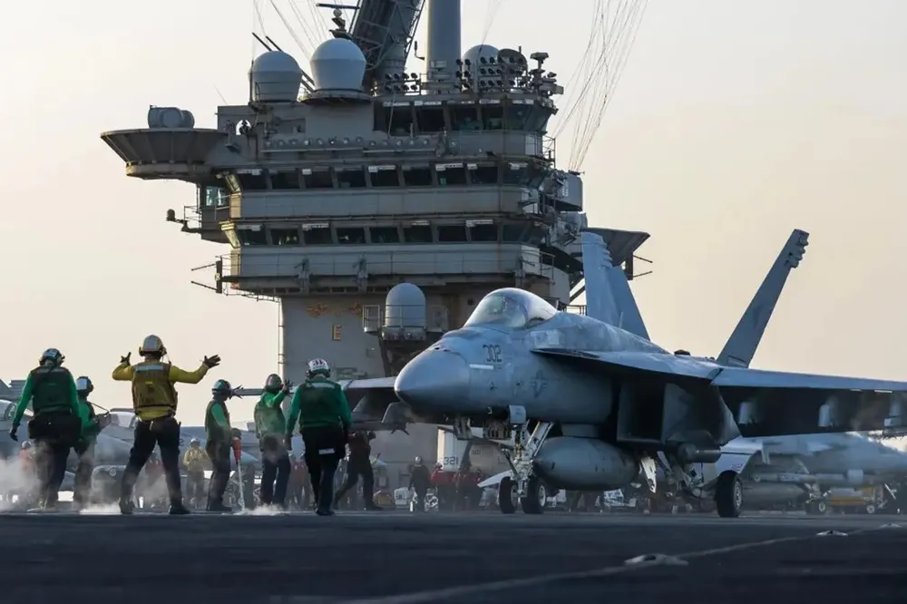 Máy bay AF/A-18E Super Hornet chuẩn bị hạ thủy trên tàu USS Harry S. Truman vào đầu tháng này ( Hải quân Hoa Kỳ )