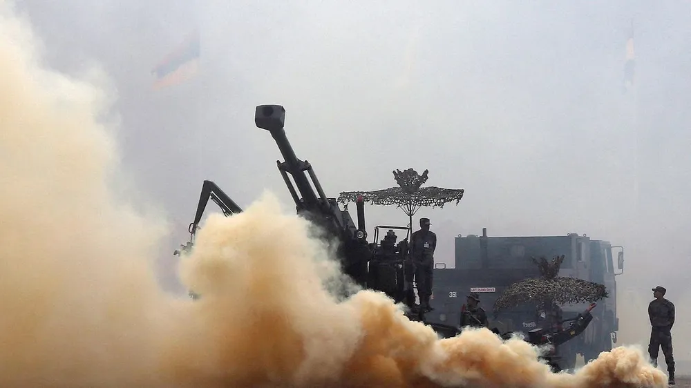 Binh lính quân đội Ấn Độ tham gia một cuộc tập trận giả trong lễ diễu hành Ngày Quân đội tại New Delhi. 