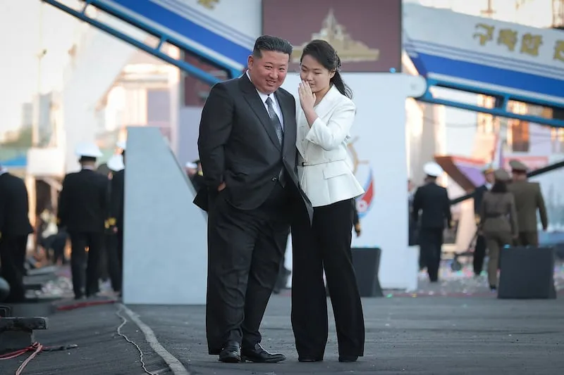 Nhà lãnh đạo Triều Tiên Kim Jong Un và con gái Kim Ju Ae tại sự kiện hạ thủy "tàu khu trục đa năng mới", trong bức ảnh của chính phủ Triều Tiên, ngày 26/4/2025. (KCNA )
