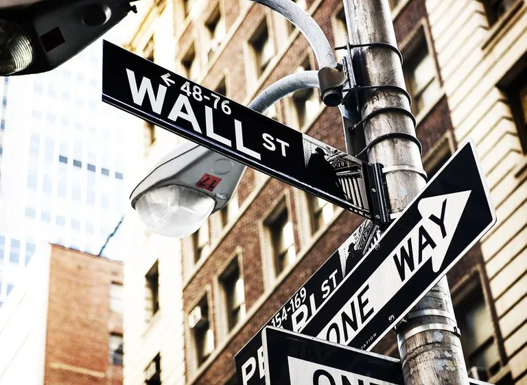 Phố Wall khởi sắc đầu tháng 5; Dầu tăng gần 2%