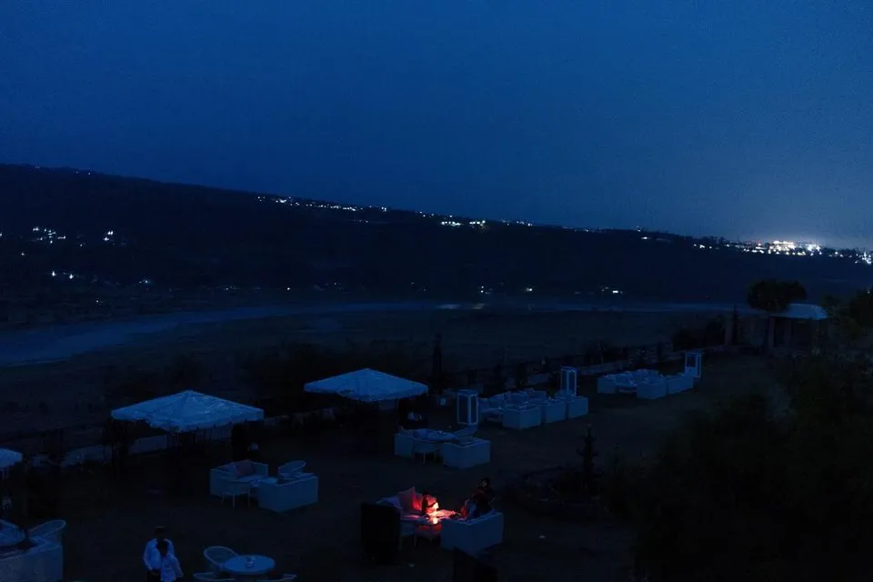 Một gia đình ngồi trong một nhà hàng mở cửa ngay trước vụ tấn công nghi là của Pakistan ở Jammu, ngày 8/5.