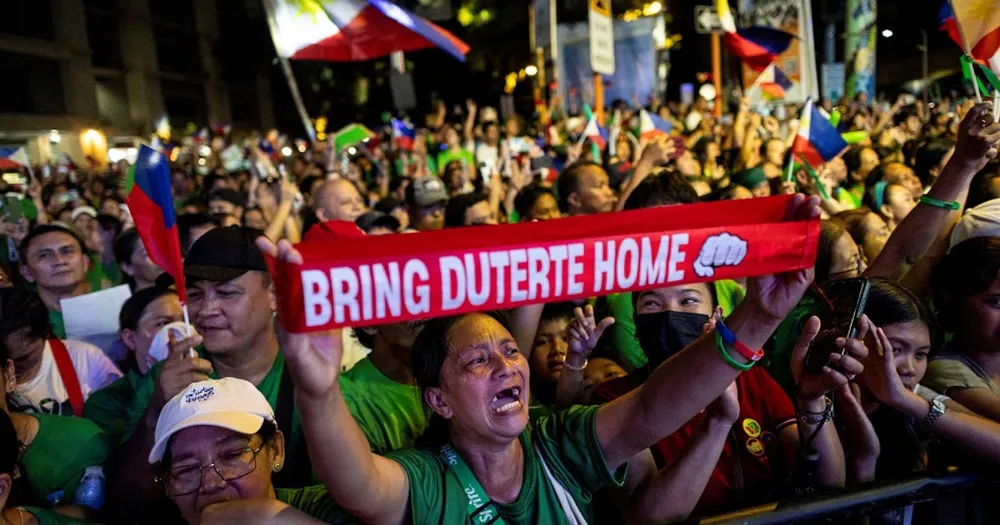 Những người ủng hộ cựu Tổng thống Philippines Rodrigo Duterte bị bắt hô vang tên ông trong một cuộc biểu tình đoàn kết mừng sinh nhật ông tại thành phố Davao, Philippines vào ngày 28/3.