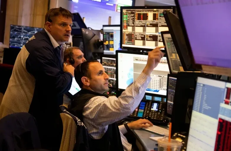 Phố Wall nối dài đà tăng; Dầu trượt giá