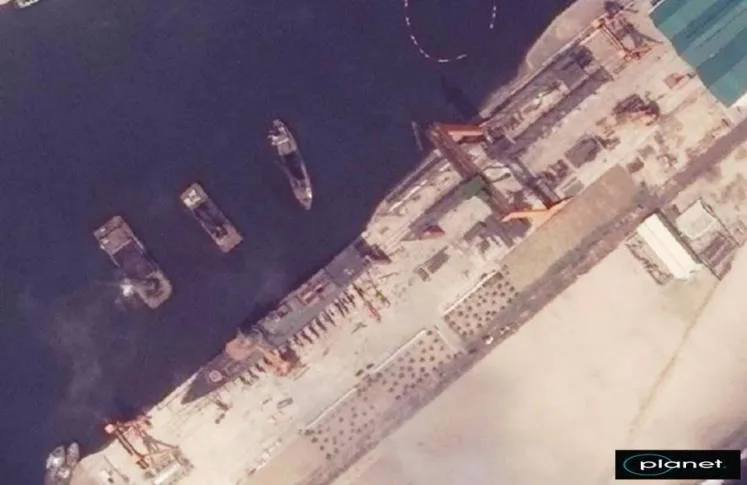 Hình ảnh vệ tinh này, do Bộ Thống nhất Hàn Quốc cung cấp vào ngày 22/5/2025, cho thấy một tàu chiến của Triều Tiên đang chuẩn bị hạ thủy sau khi được đóng tại thành phố cảng phía đông Chongjin. (Yonhap)