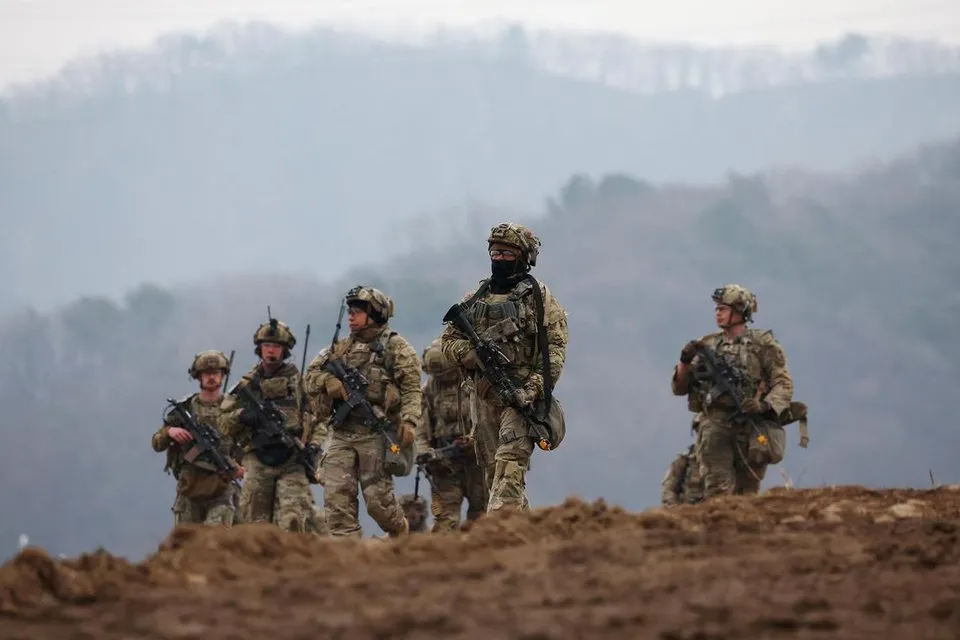 Tổng thống Hoa Kỳ Donald Trump đã thúc đẩy các đồng minh của Hoa Kỳ tăng chi tiêu quân sự để đổi lấy việc triển khai quân đội Mỹ đến các khu vực xung đột. 