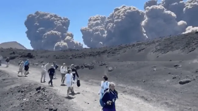 Núi lửa bất ngờ phun trào, du khách chạy tán loạn