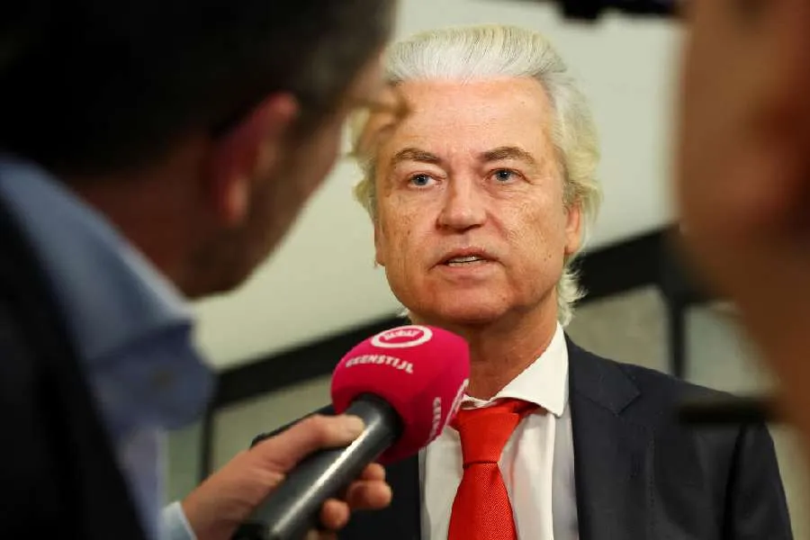 Lãnh đạo cực hữu người Hà Lan Geert Wilders phát biểu với giới truyền thông vào ngày ông quyết định rời khỏi liên minh cầm quyền tại The Hague, Hà Lan.