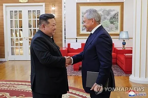 Nhà lãnh đạo Triều Tiên Kim Jong-un (trái) bắt tay Sergei Shoigu, thư ký Hội đồng An ninh Nga, tại Bình Nhưỡng vào ngày 13-9-2024 (Yonhap)