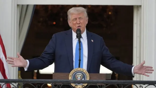 Ông Trump ký lệnh cấm đi lại đối với 12 quốc gia, hạn chế với 7 quốc gia