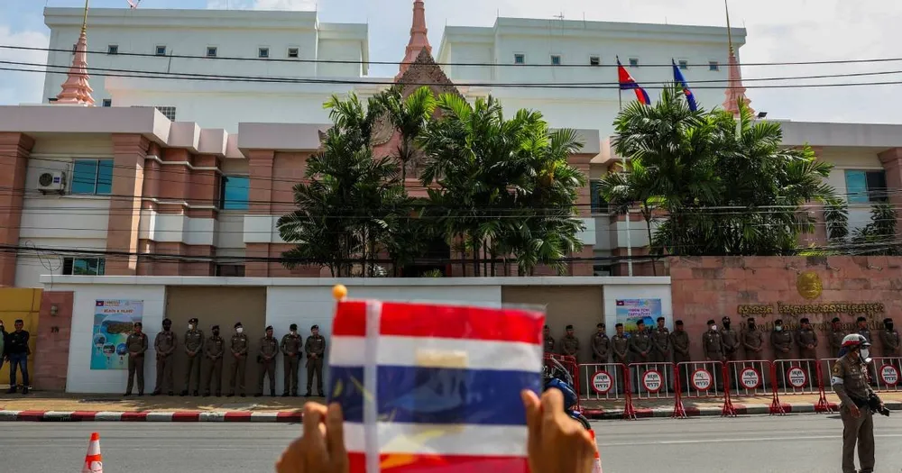 Một nhà hoạt động bảo hoàng cầm cờ Thái Lan khi biểu tình trước Đại sứ quán Hoàng gia Campuchia tại Bangkok ngày 6/6/2025. 