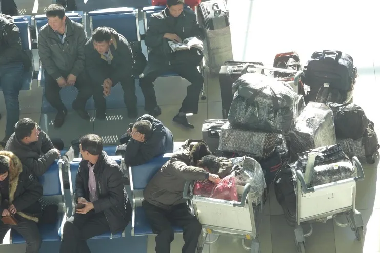 Công nhân Triều Tiên chờ chuyến bay tới Bình Nhưỡng tại sân bay ở Vladivostok, Nga, vào tháng 12-2019. (Ảnh do Kang Dong Wan, giáo sư tại Đại học Dong-A cung cấp)
