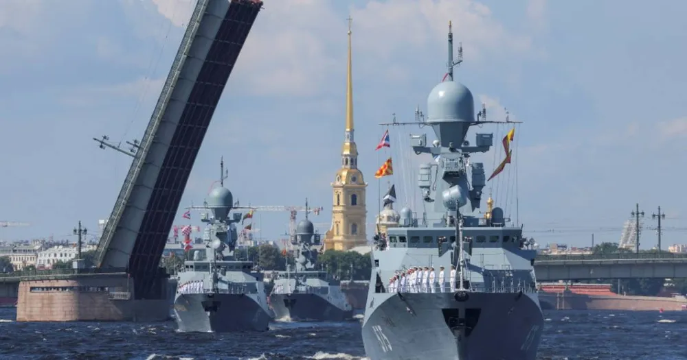 Các tàu chiến của Nga, bao gồm tàu ​​tên lửa nhỏ Grad, di chuyển dọc theo Sông Neva trong cuộc diễu hành Ngày Hải quân thường niên tại Saint Petersburg, Nga vào ngày 28-7-2024. 