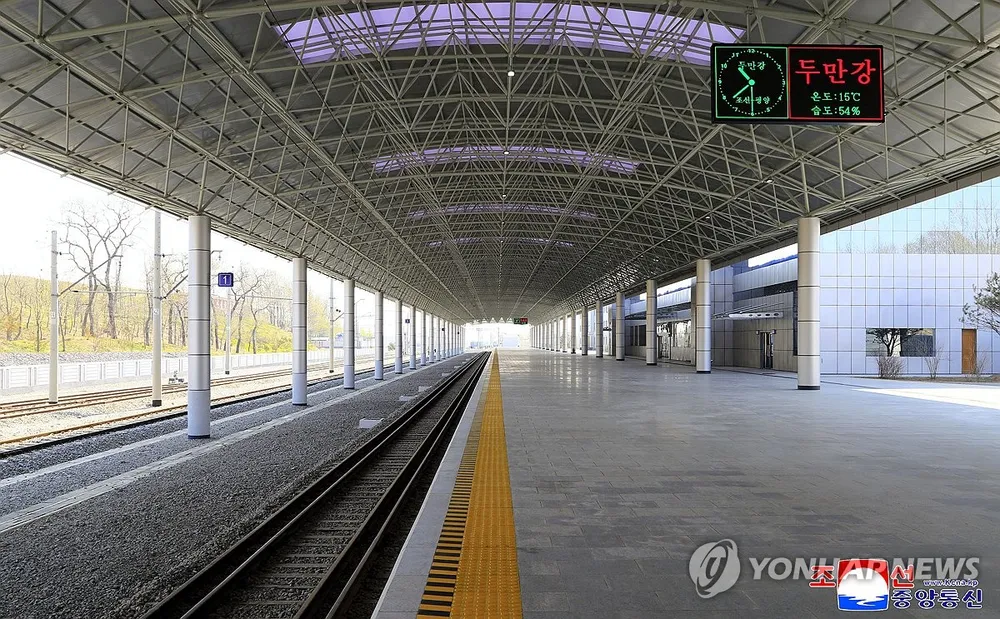 Bức ảnh được Hãng thông tấn trung ương Triều Tiên chính thức công bố vào ngày 29-5, cho thấy Ga sông Tumen, nơi Triều Tiên đã hoàn thành việc cải tạo vào ngày hôm trước. Ga đường sắt này nối Triều Tiên với Nga qua Sông Tumen. 