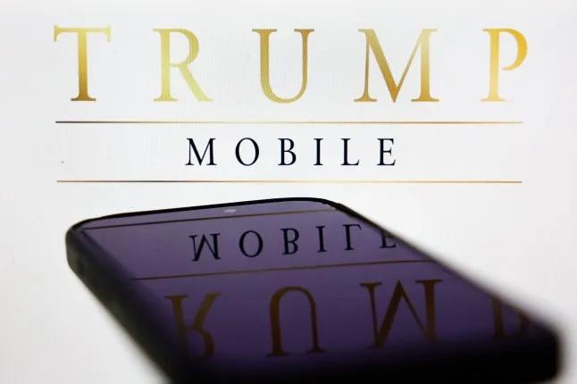 Trang web Trump Mobile hiển thị trên màn hình máy tính xách tay và logo Trump Mobile hiển thị trên màn hình điện thoại trong hình minh họa (Ảnh: Shutterstock)