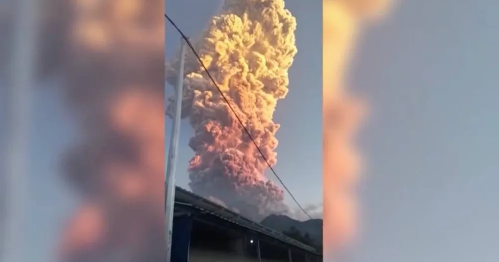 Núi lửa ở Indonesia phun mây tro bụi cao 11km