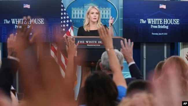 Thư ký báo chí Nhà Trắng Karoline Leavitt họp báo với các phóng viên vào ngày 19 tháng 6.