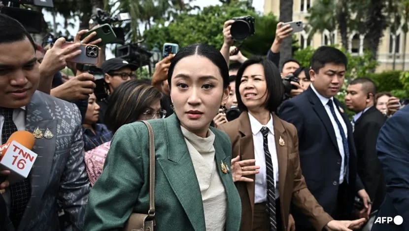 Thủ tướng Paetongtarn Shinawatra đi qua Tòa nhà Chính phủ sau cuộc họp nội các tại Bangkok vào ngày 1-7. (Ảnh: Lillian Suwanrumpha) 