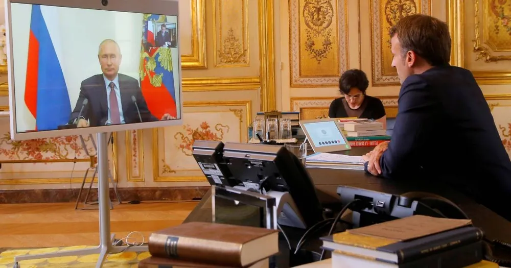 Tổng thống Pháp Emmanuel Macron trò chuyện với Tổng thống Nga Vladimir Putin trong cuộc họp trực tuyến tại Điện Elysee ở Paris, Pháp, ngày 26-6-2020.