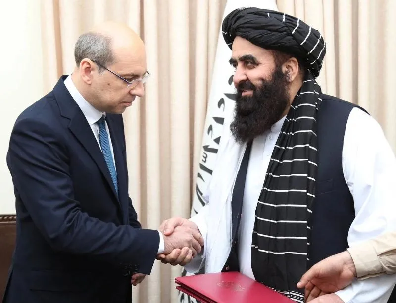 Bộ trưởng Ngoại giao Afghanistan Amir Khan Muttaqi (phải) bắt tay với đại sứ Nga tại Afghanistan, Dmitry Zhirnov, trong cuộc gặp tại Bộ Ngoại giao ở Kabul vào 3-7-2025. | Bộ Ngoại giao Afghanistan