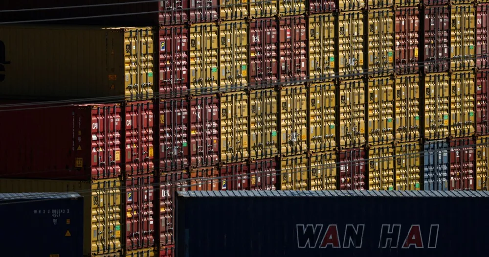 Các container nằm tại cảng Los Angeles, California, ngày 8-7