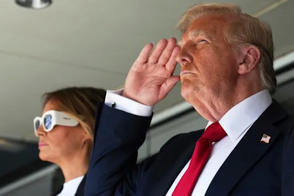 Tổng thống Donald Trump cùng phu nhân Melania Trump tham dự trận chung kết bóng đá Club World Cup tại New Jersey vào 13-7.