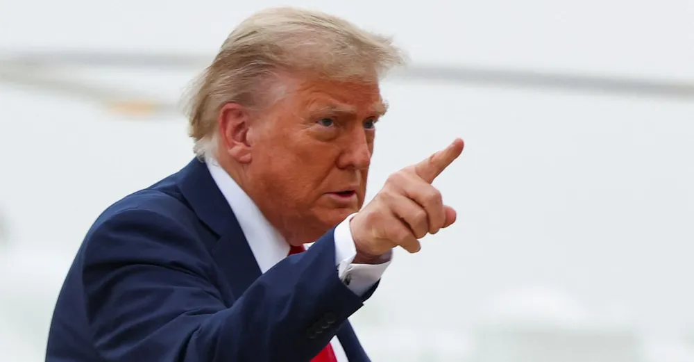 Ông Trump đe dọa áp thuế 100% lên hàng hóa Nga