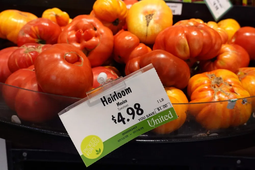 Cà chua từ Mexico được trưng bày trên kệ hàng tạp hóa ở San Anselmo, California, ngày 14-7.