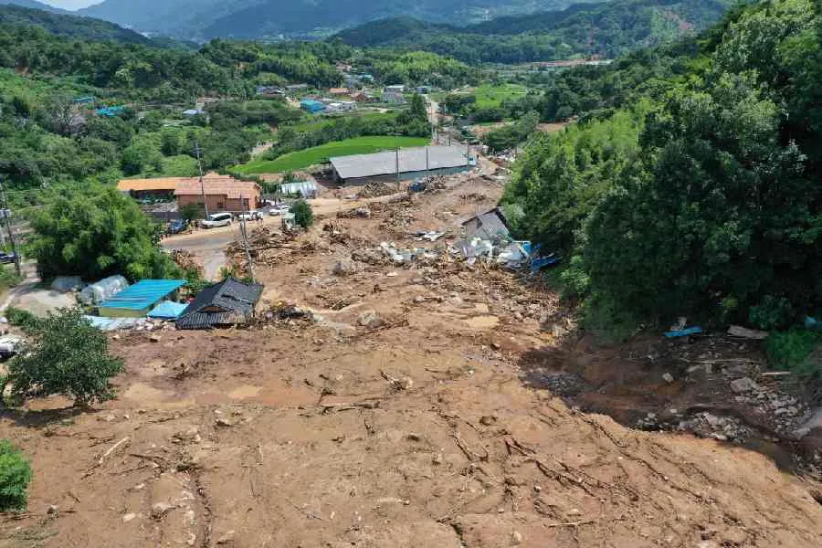 Toàn cảnh một ngôi làng bị tàn phá bởi lở đất do mưa lớn ở Sancheong, Hàn Quốc.