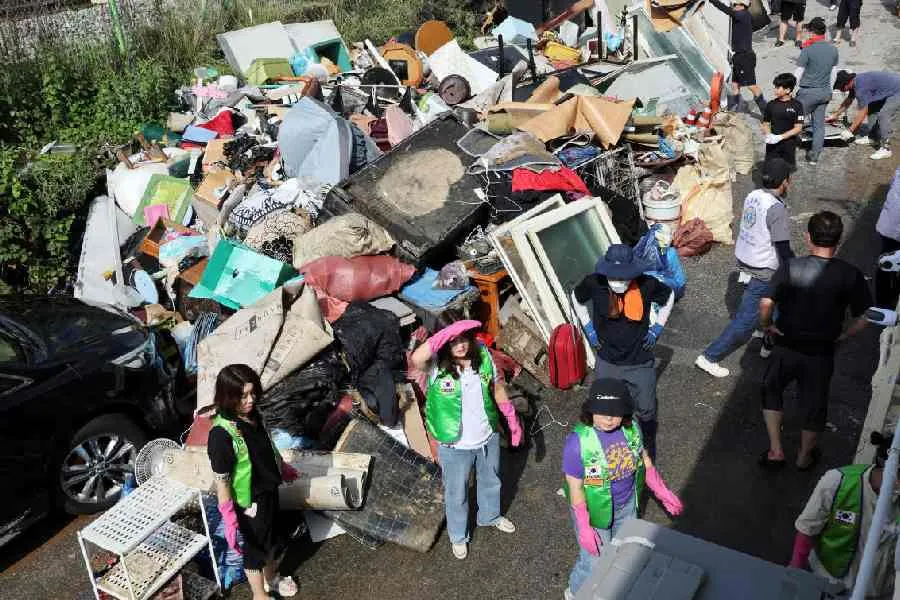 Các tình nguyện viên dọn dẹp khu vực bị ngập lụt do mưa lớn ở Gwangju, Hàn Quốc