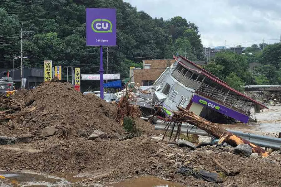 Một cửa hàng tiện lợi bị hư hại sau trận mưa xối xả ở Gapyeong, Hàn Quốc