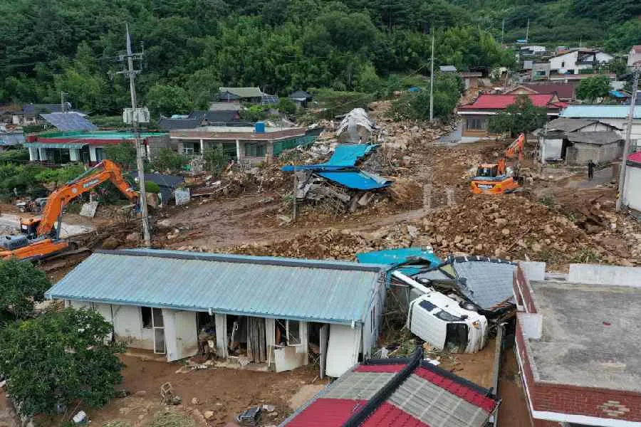 Máy xúc dọn dẹp bùn và đá vương vãi sau trận lở đất do mưa lớn gây ra ở Sancheong, Hàn Quốc