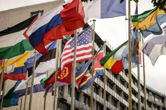 Lá cờ Hoa Kỳ tung bay cùng nhiều lá cờ khác tại trụ sở UNESCO ở Paris