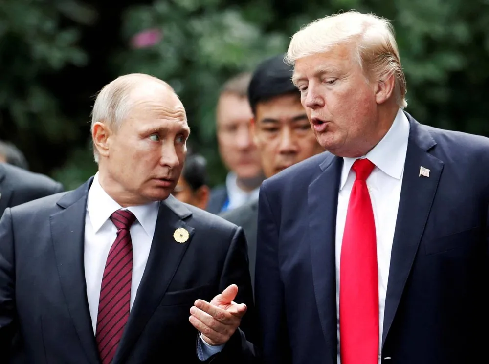 Tổng thống Hoa Kỳ Donald Trump và nhà lãnh đạo Nga Vladimir Putin trò chuyện trong buổi chụp ảnh gia đình tại hội nghị thượng đỉnh Hợp tác Kinh tế Châu Á - Thái Bình Dương tại Đà Nẵng, Việt Nam, vào tháng 11 năm 2017.