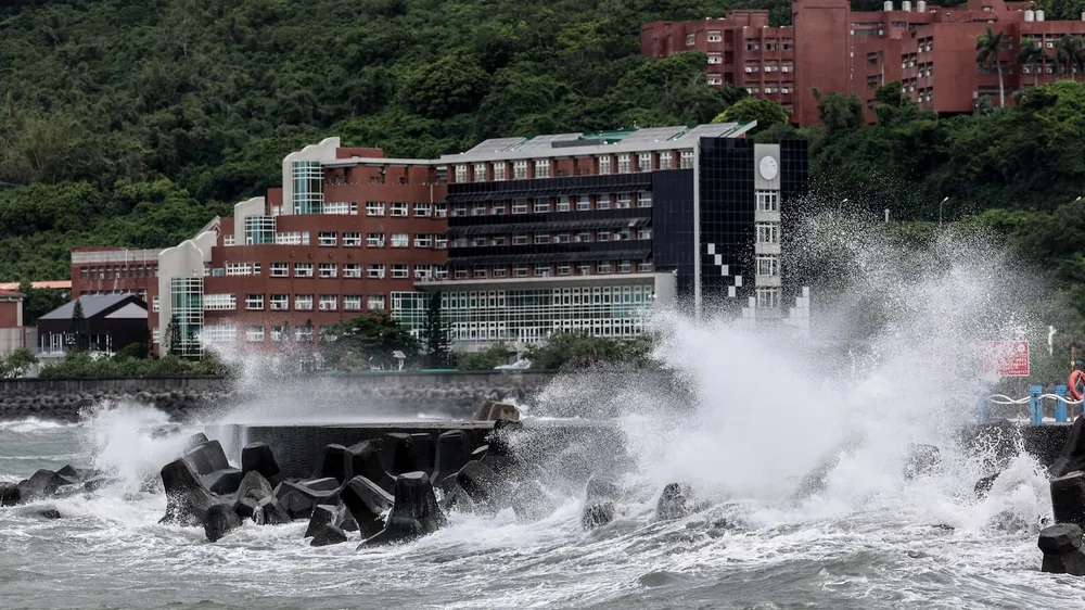 Bão Podul đổ bộ vào Trung Quốc với sức gió hơn 100km/h