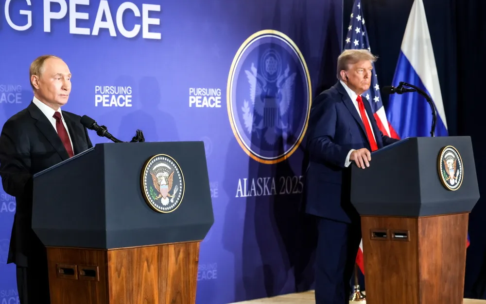 Tổng thống Nga Vladimir Putin (trái) Tổng thống Mỹ Donald Trump tổ chức họp báo chung tại Alaska, thứ sáu. (Tass-Yonhap)