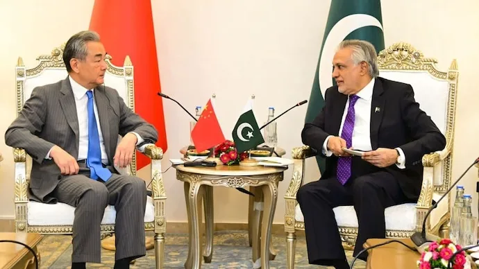 Bộ trưởng Ngoại giao Trung Quốc Vương Nghị đã gặp người đồng cấp Pakistan, Ishaq Dar, tại Bộ Ngoại giao ở Islamabad. (Ảnh: X)