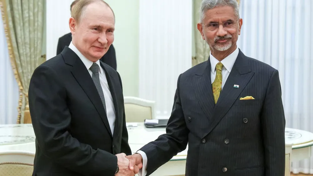 Tổng thống Nga Vladimir Putin bắt tay Bộ trưởng Ngoại giao Ấn Độ Subrahmanyam Jaishankar trong cuộc gặp tại Moscow, Nga ngày 21 tháng 8 năm 2025. Sputnik/Sergei Karpukhin