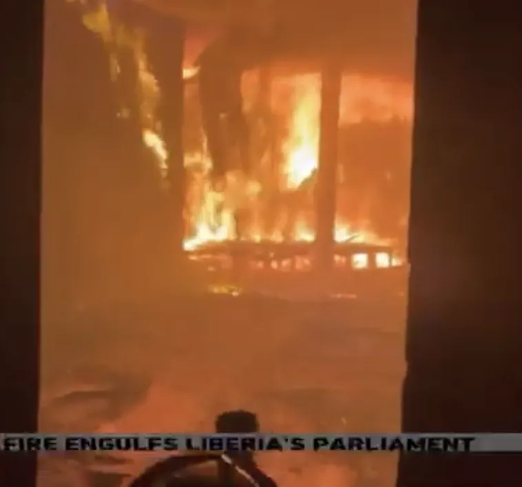 Tòa nhà Quốc hội Marshall bị thiêu rụi trong đêm