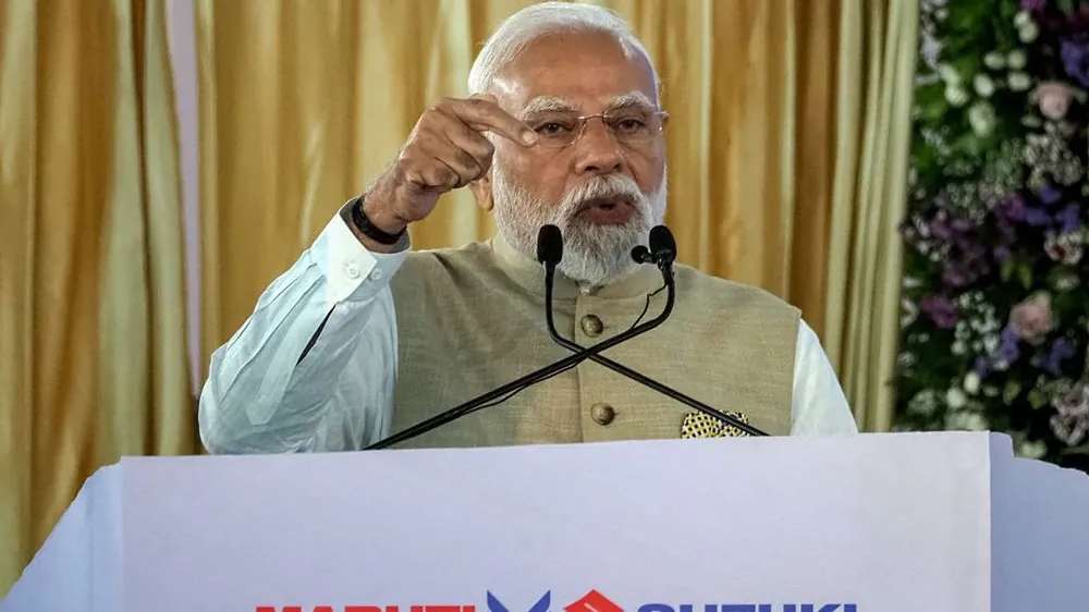 Narendra Modi phát biểu trước khán giả trong buổi ra mắt dây chuyền lắp ráp mới của Maruti Suzuki dành cho Suzuki e-Vitara, mẫu xe điện đầu tiên của Maruti, tại nhà máy Hansalpur, cách Ahmedabad khoảng 80 km, thuộc bang Gujarat, Ấn Độ vào ngày 26 tháng 8 năm 2025. 